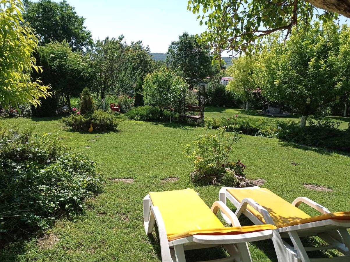 Villa Prolet General-Kantardzsievo Kültér fotó
