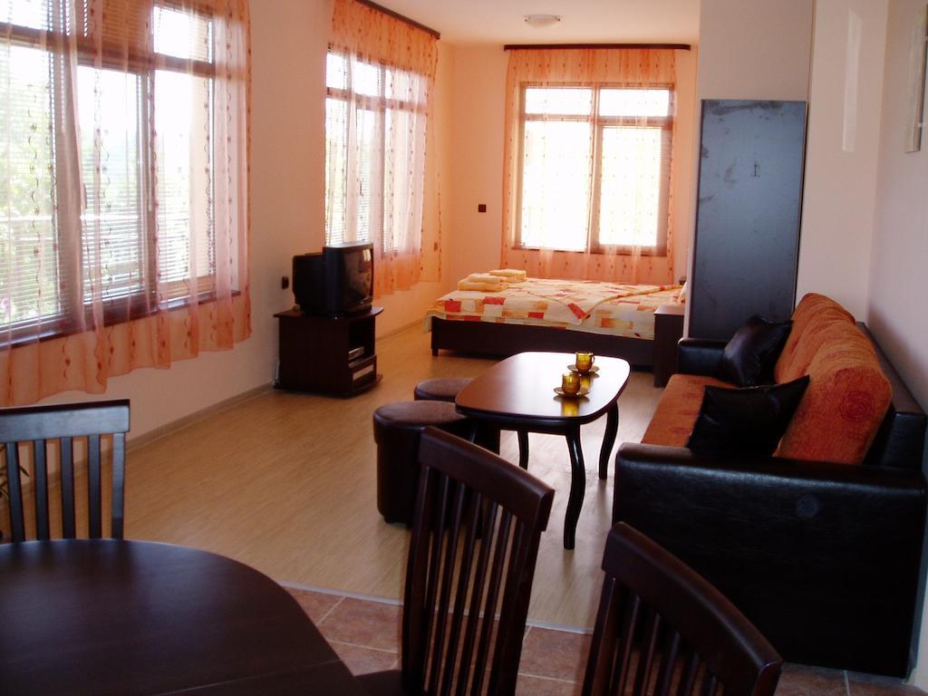 Villa Prolet General-Kantardzsievo Szoba fotó